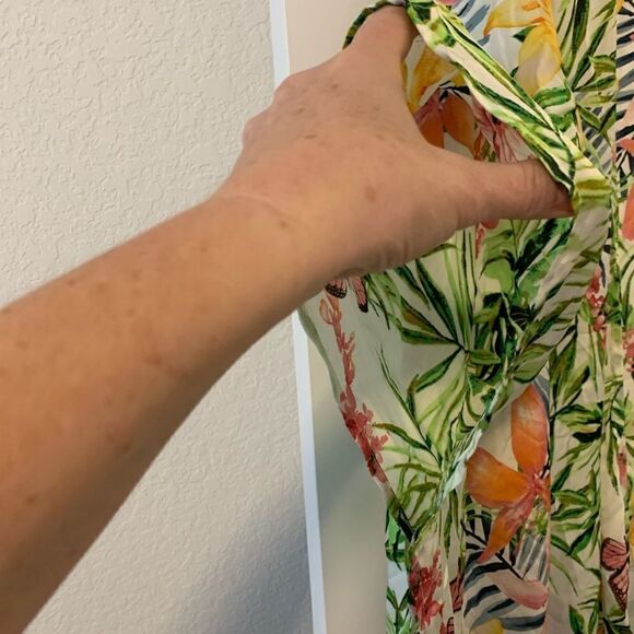 New Directions kimono.  Size: 3X (fits all sizes).  Has arm holes, satiny fabric - Picture 2 of 4